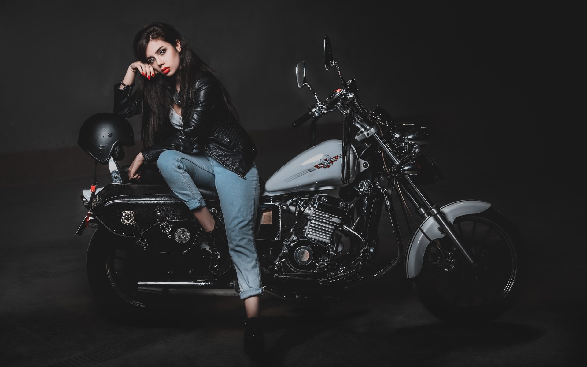 Biker girls: style and drive in Inkou