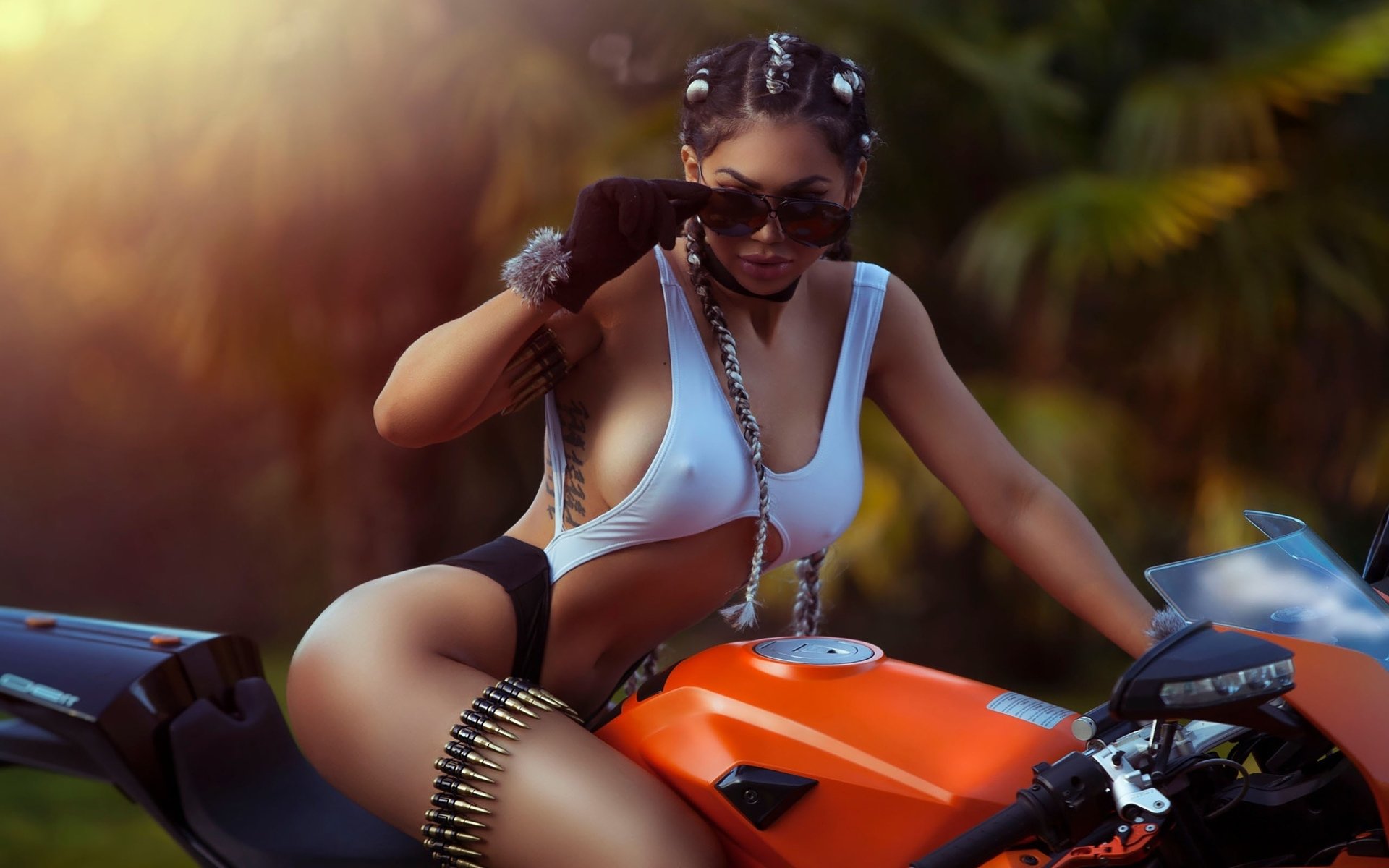 Girls with tattoos and motorcycles in Inkou